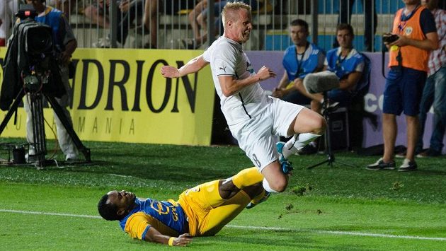 Plzeňský obránce David Limberský (nahoře) "dostává naloženo" od jednoho z hráčů Ploješti. Plzeňský obránce David Limberský (nahoře) "dostává naloženo" od jednoho z hráčů Ploješti.