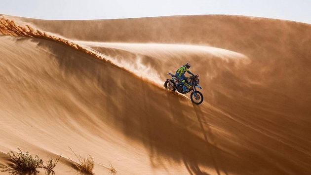 Motocyklista na Rallye Dakar. Ilustrační foto Motocyklista na Rallye Dakar. Ilustrační foto