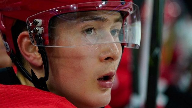Martin Nečas se dočkal zápasu v NHL. V dresu Caroliny naskočil proti Edmontonu. Martin Nečas se dočkal zápasu v NHL. V dresu Caroliny naskočil proti Edmontonu.