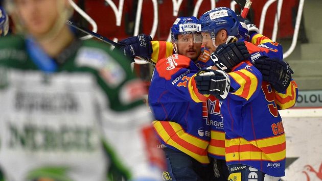 Českoudějovičtí hráči se radují z vyrovnání na 1:1 během utkání baráže o hokejovou extraligu v Karlových Varech. Českoudějovičtí hráči se radují z vyrovnání na 1:1 během utkání baráže o hokejovou extraligu v Karlových Varech.