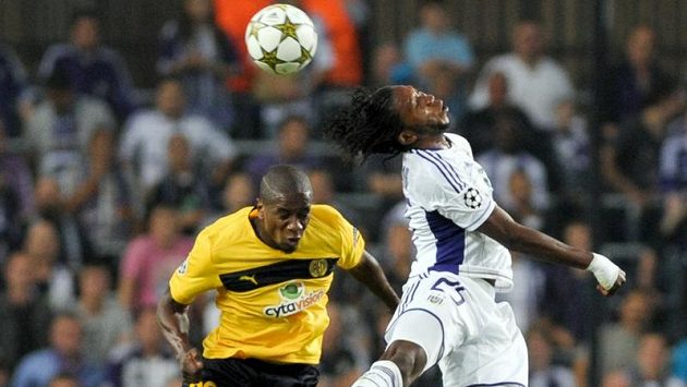 Dieumerci Mbokani z Anderlechtu (vpravo) v hlavičkovém souboji Edwinem Ouonem z Limassolu. Dieumerci Mbokani z Anderlechtu (vpravo) v hlavičkovém souboji Edwinem Ouonem z Limassolu.
