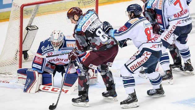 Miroslav Forman ze Sparty a vítkovický brankář Patrik Bartošák během utkání hokejové extraligy. Miroslav Forman ze Sparty a vítkovický brankář Patrik Bartošák během utkání hokejové extraligy.
