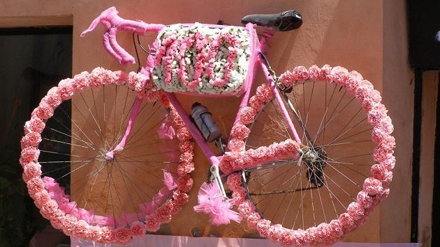 Když se jede slavné Giro d'Italia, je v Itálii cyklistika sportem číslo 1. Zavládne růžové šílenství. Když se jede slavné Giro d'Italia, je v Itálii cyklistika sportem číslo 1. Zavládne růžové šílenství.