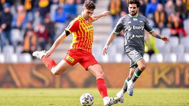 Útočník Michal Papadopulos v dresu týmu Korona Kielce napřahuje ke střele. Útočník Michal Papadopulos v dresu týmu Korona Kielce napřahuje ke střele.