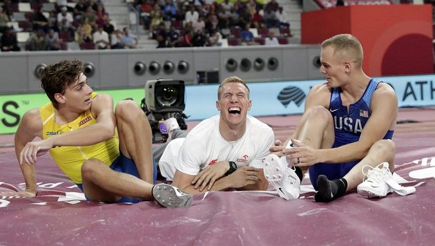 Pohoda v tyčkařském doskočišti. Zleva stříbrný Švéd Armand Duplantis, bronzový Polák Piotr Lisek a vpravo zlatý Američan Sam Kendricks. Pohoda v tyčkařském doskočišti. Zleva stříbrný Švéd Armand Duplantis, bronzový Polák Piotr Lisek a vpravo zlatý Američan Sam Kendricks.