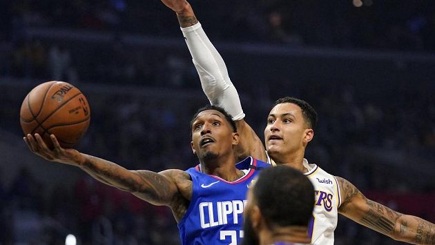 Provinilec Lou Williams (vlevo) během zápasu proti Lakers Provinilec Lou Williams (vlevo) během zápasu proti Lakers