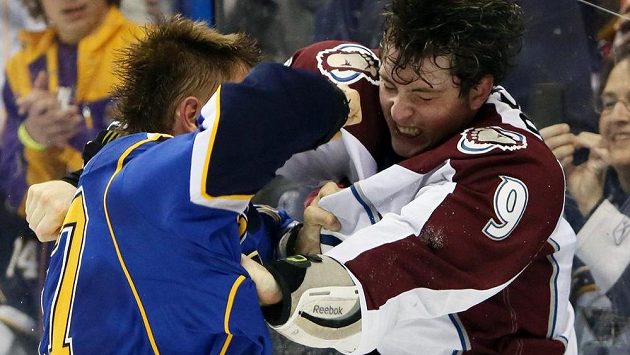 Vladimír Sobotka ze St. Louis Blues (vlevo) v pěstním souboji s Mattem Duchenem z Colorada. Vladimír Sobotka ze St. Louis Blues (vlevo) v pěstním souboji s Mattem Duchenem z Colorada.