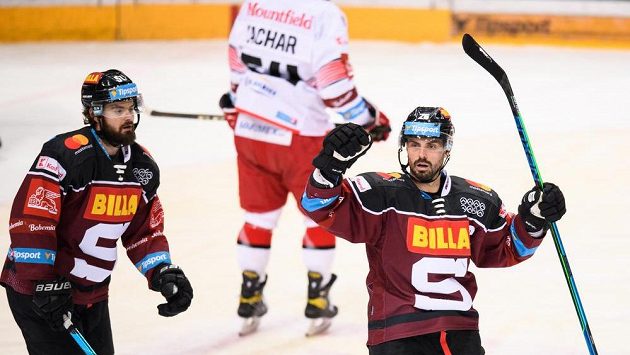 Hokejista Michal Řepík ze Sparty oslavuje gól během utkání 8. kola Tipsport extraligy s Hradcem Králové. Hokejista Michal Řepík ze Sparty oslavuje gól během utkání 8. kola Tipsport extraligy s Hradcem Králové.