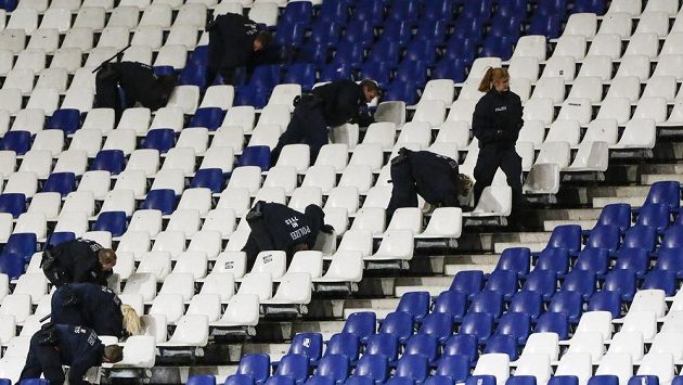 Policie prohlíží stadión v Hannoveru. Zápas Německa s Nizozemskem byl nakonec zrušen. Policie prohlíží stadión v Hannoveru. Zápas Německa s Nizozemskem byl nakonec zrušen.