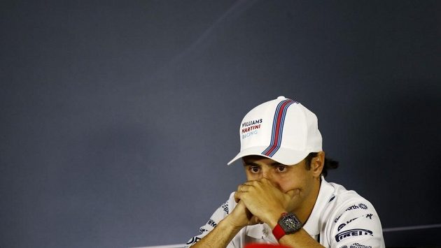 Felipe Massa měl při tiskové konferenci v Soči v očích slzy. Felipe Massa měl při tiskové konferenci v Soči v očích slzy.