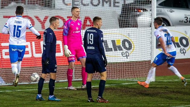 Zleva Patrizio Stronati z Ostravy, Patrik Šimko ze Slovácka, překonaný brankář Vít Nemrava ze Slovácka, Jan Kalabiška ze Slovácka a Jakub Pokorný z Ostravy. Zleva Patrizio Stronati z Ostravy, Patrik Šimko ze Slovácka, překonaný brankář Vít Nemrava ze Slovácka, Jan Kalabiška ze Slovácka a Jakub Pokorný z Ostravy.