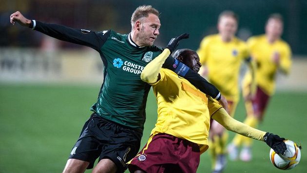 Andreas Granqvist z Krasnodaru (vlevo) a sparťan Kehinde Fatai během odvetného utkání play off Evropské ligy. Andreas Granqvist z Krasnodaru (vlevo) a sparťan Kehinde Fatai během odvetného utkání play off Evropské ligy.