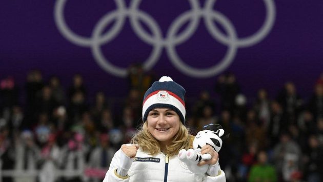 Česká reprezentantka Karolína Erbanová skončila třetí v závodě rychlobruslařek na 500 metrů. Česká reprezentantka Karolína Erbanová skončila třetí v závodě rychlobruslařek na 500 metrů.