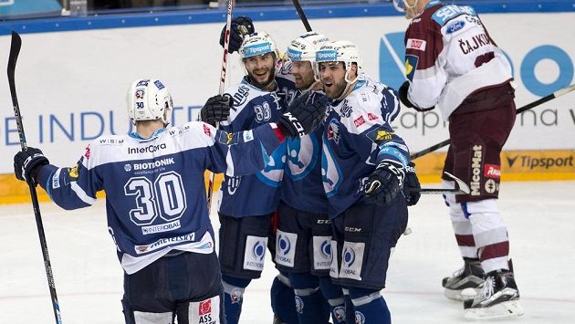 Hokejisté Plzně (zleva) Jakub Lev, Erik Hrňa, Ondřej Kratěna a Nicholas Johnson se radují z gólu proti Spartě. Vpravo zklamaný Michal Čajkovský ze Sparty. Hokejisté Plzně (zleva) Jakub Lev, Erik Hrňa, Ondřej Kratěna a Nicholas Johnson se radují z gólu proti Spartě. Vpravo zklamaný Michal Čajkovský ze Sparty.