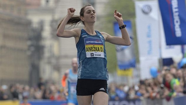 Anežka Drahotová v cíli Pražského půlmaratónu. Anežka Drahotová v cíli Pražského půlmaratónu.