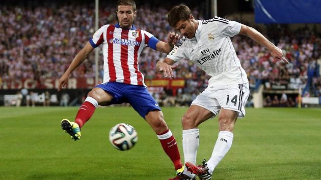 Xabi Alonso (vpravo) v souboji s Gabim z Atlétika v odvetě španělského Superpoháru. Xabi Alonso (vpravo) v souboji s Gabim z Atlétika v odvetě španělského Superpoháru.