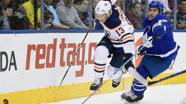 Roman Polák (vpravo) z Toronta a Mike Cammalleri (13) z Edmontonu. Roman Polák (vpravo) z Toronta a Mike Cammalleri (13) z Edmontonu.