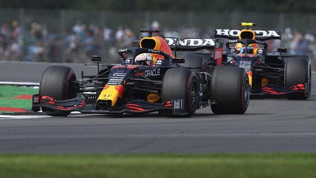 Nizozemský jezdec Max Verstappen ovládl první trénink na Velkou cenu Británie a vykročil v mistrovství světa formule 1 za možným čtvrtým vítězstvím po sobě. Nizozemský jezdec Max Verstappen ovládl první trénink na Velkou cenu Británie a vykročil v mistrovství světa formule 1 za možným čtvrtým vítězstvím po sobě.