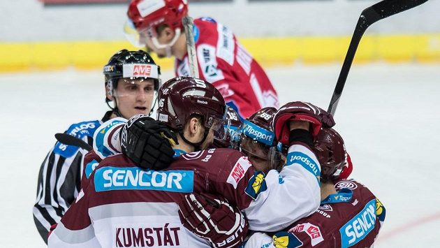 Hokejisté Sparty oslavují gól proti Třinci v O2 Areně v Praze. Hokejisté Sparty oslavují gól proti Třinci v O2 Areně v Praze.