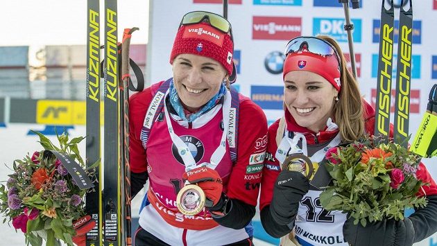 Slovenská biatlonová radost. Vítězka sprintu Anastasia Kuzminová (vlevo) a bronzová Pauliná Fialková. Slovenská biatlonová radost. Vítězka sprintu Anastasia Kuzminová (vlevo) a bronzová Pauliná Fialková.