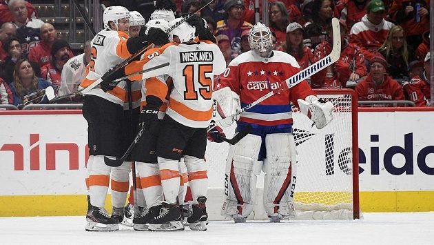 Hokejisté Philadelphie se radují z gólu proti Washingtonu Capitals. Hokejisté Philadelphie se radují z gólu proti Washingtonu Capitals.