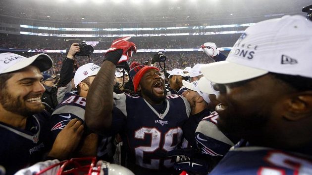 Fotbalisté New England Patriots se radují z výhry nad Pittsburghem. Fotbalisté New England Patriots se radují z výhry nad Pittsburghem.