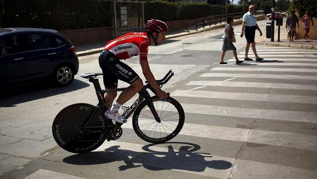 Belgický cyklista Kris Boeckmans během týmového tréninku na španělskou Vueltu. Belgický cyklista Kris Boeckmans během týmového tréninku na španělskou Vueltu.