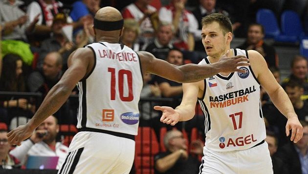 Zprava Jaromír Bohačík a Eugene Lawrence z Nymburka. Zprava Jaromír Bohačík a Eugene Lawrence z Nymburka.
