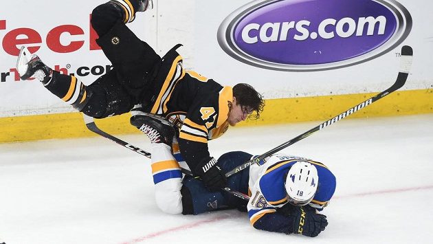Útočník St. Louis Blues Robert Thomas schytal tvrdou ránu od obránce Bostonu Bruins Toreyho Kruga během třetí třetiny prvního zápasu finálové série NHL. Útočník St. Louis Blues Robert Thomas schytal tvrdou ránu od obránce Bostonu Bruins Toreyho Kruga během třetí třetiny prvního zápasu finálové série NHL.