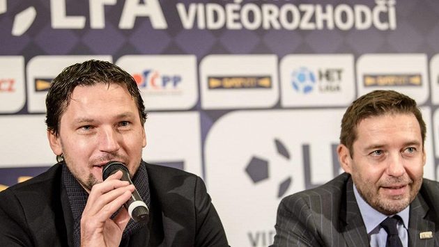 Rozhodčí Roman Hrubeš (vlevo) a předseda LFA Dušan Svoboda během tiskové konference k projektu videorozhdčích ve fotbale. Rozhodčí Roman Hrubeš (vlevo) a předseda LFA Dušan Svoboda během tiskové konference k projektu videorozhdčích ve fotbale.
