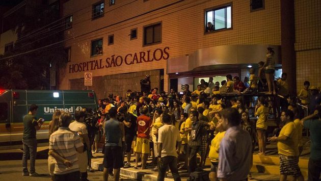 Brazilští fanoušci před nemocnicí Sao Carlos ve Fortaleze, kde leží Neymar. Brazilští fanoušci před nemocnicí Sao Carlos ve Fortaleze, kde leží Neymar.