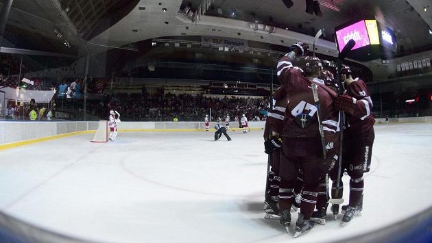 Hokejisté Sparty se radují z gólu v přípravném duelu proti Slavii. Hokejisté Sparty se radují z gólu v přípravném duelu proti Slavii.
