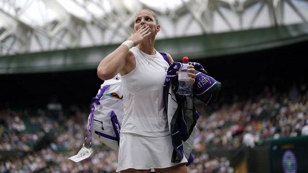 Karolína Plíšková posílá pusu jako poděkování divákům za podporu během čtvrtfinálového zápasu Wimbledonu. Karolína Plíšková posílá pusu jako poděkování divákům za podporu během čtvrtfinálového zápasu Wimbledonu.