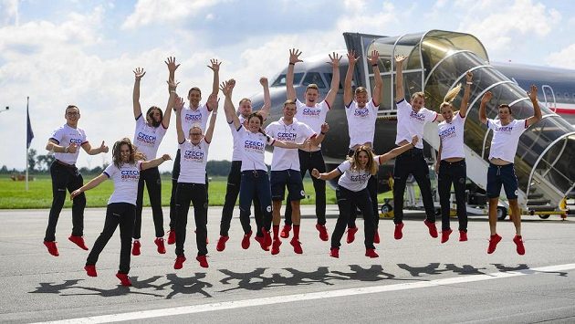 Čeští sportovci pózují v Kbelích před odletem na olympijské hry do Tokia. Čeští sportovci pózují v Kbelích před odletem na olympijské hry do Tokia.