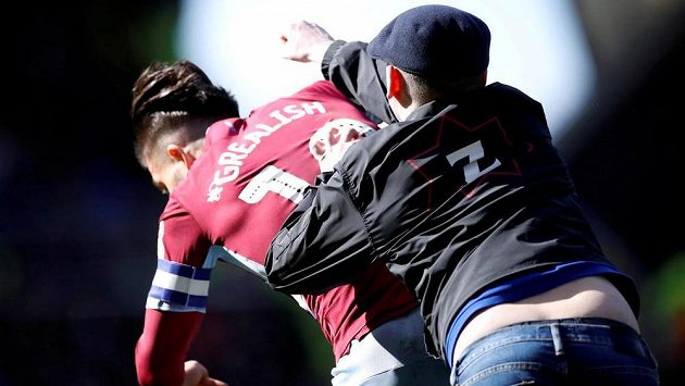 Fanoušek napadl na hřišti Jacka Grealishe z Aston Villy. Fanoušek napadl na hřišti Jacka Grealishe z Aston Villy.