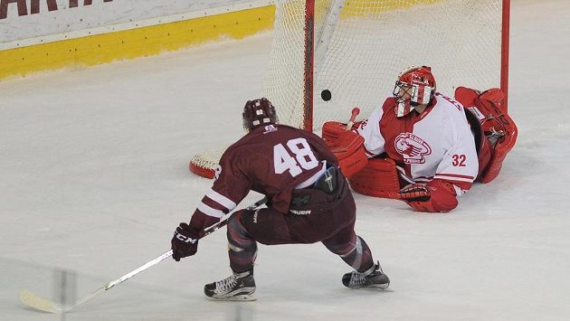 Dominik Uher ze Sparty (vlevo) střílí vítězný gól brankáři Slavie Dominiku Frodlovi. Dominik Uher ze Sparty (vlevo) střílí vítězný gól brankáři Slavie Dominiku Frodlovi.