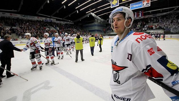 Roman Červenka se loučí se sezónou a zřejmě i s Chomutovem. Roman Červenka se loučí se sezónou a zřejmě i s Chomutovem.