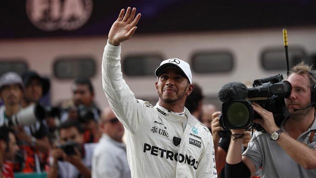 Lewis Hamilton v Sepangu krátce poté, co získal pole position. Lewis Hamilton v Sepangu krátce poté, co získal pole position.
