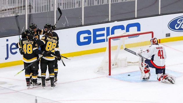 Radost hráčů Bostonu ze vstřelené branky na straně jedné a smutek českého golmana Vítka Vaněčka na straně druhé Radost hráčů Bostonu ze vstřelené branky na straně jedné a smutek českého golmana Vítka Vaněčka na straně druhé