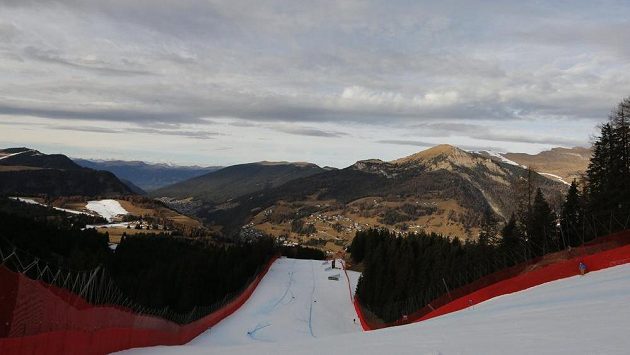 Na sjezdovce umělý sníh, vrcholky hor ve Val Gardeně bílé čepice nemají. Na sjezdovce umělý sníh, vrcholky hor ve Val Gardeně bílé čepice nemají.