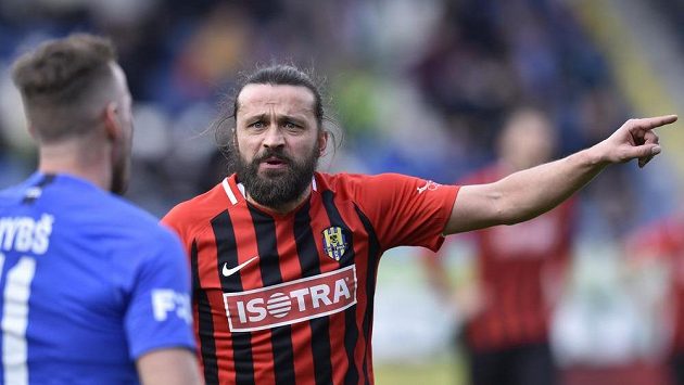 Zkušený fotbalista Pavel Zavadil z Opavy by chtěl narozenin slavit na trávníku. Zkušený fotbalista Pavel Zavadil z Opavy by chtěl narozenin slavit na trávníku.