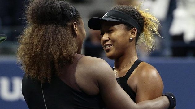 Naomi Ósakaová přijímá gratulace od Serena Williamsové Naomi Ósakaová přijímá gratulace od Serena Williamsové