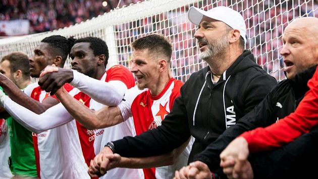 Trenér Slavie Praha Jindřich Trpišovský během děkovačky s fanoušky po zisku loňského titulu. Trenér Slavie Praha Jindřich Trpišovský během děkovačky s fanoušky po zisku loňského titulu.
