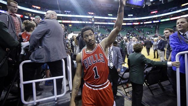 Basketbalista Chicaga Derrick Rose odchází z palubovky. Basketbalista Chicaga Derrick Rose odchází z palubovky.