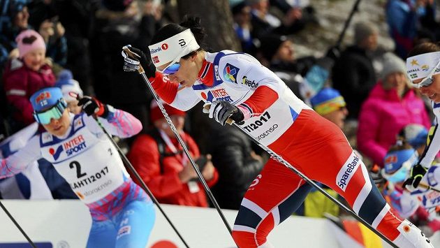 Norská hvězda Marit Björgenová na trati třicítky volně. Norská hvězda Marit Björgenová na trati třicítky volně.
