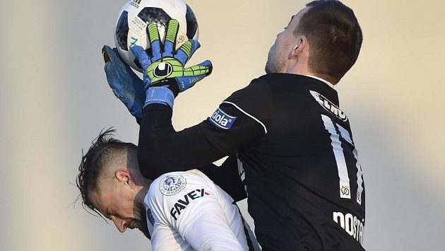 Klíčový moment. Zleva Jaroslav Diviš ze Slovácka a brankář Zlína Stanislav Dostál. Klíčový moment. Zleva Jaroslav Diviš ze Slovácka a brankář Zlína Stanislav Dostál.