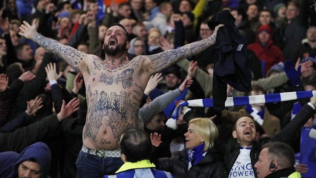 Originálně zdobený fanoušek Leicesteru při utkání s Watfordem. Originálně zdobený fanoušek Leicesteru při utkání s Watfordem.