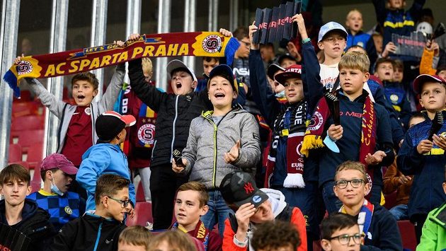Děti fandí Spartě během duelu s Rangers. Děti fandí Spartě během duelu s Rangers.
