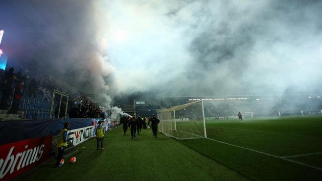 Při zápasu Slovácka s Baníkem zahalil celý stadión kouř z dýmovnic od ostravských fanoušků. Při zápasu Slovácka s Baníkem zahalil celý stadión kouř z dýmovnic od ostravských fanoušků.