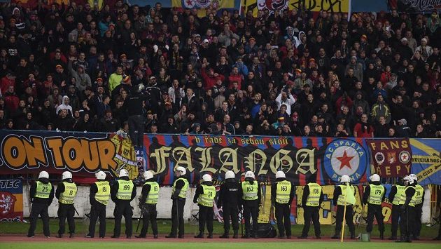 Fanoušci Sparty Praha během utkání základní skupiny Evropské ligy na stadiónu Pasienky v Bratislavě. Fanoušci Sparty Praha během utkání základní skupiny Evropské ligy na stadiónu Pasienky v Bratislavě.